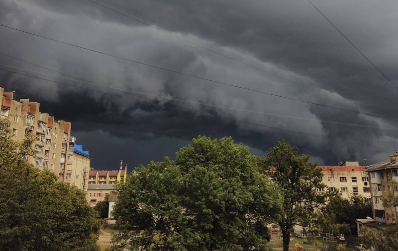 ANM anunță cod galben de caniculă, vânt de până la 70 km/h și furtuni în mai multe zone din țară. Harta județelor afectate de fenomenele meteo extreme