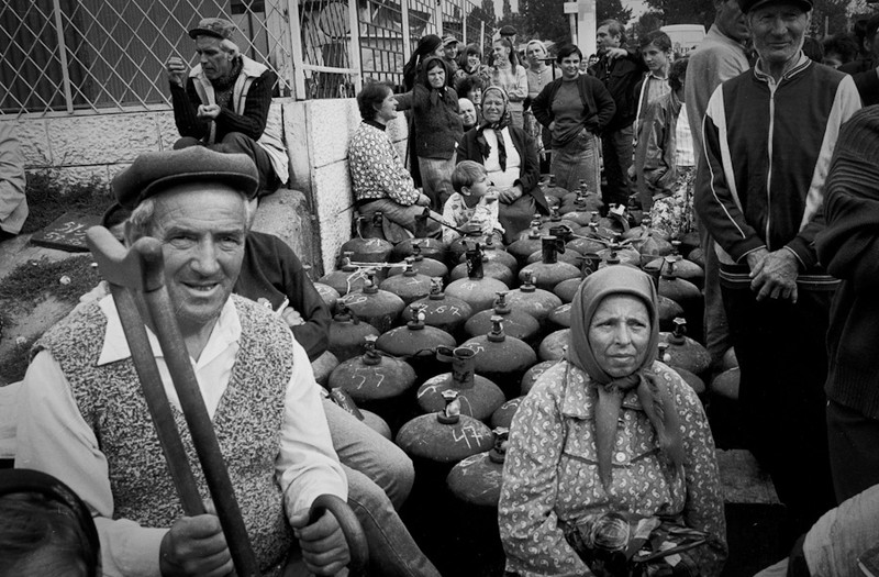 Coadă la butelii, București, 1990 | Foto: Paul Antoniu / Libertatea