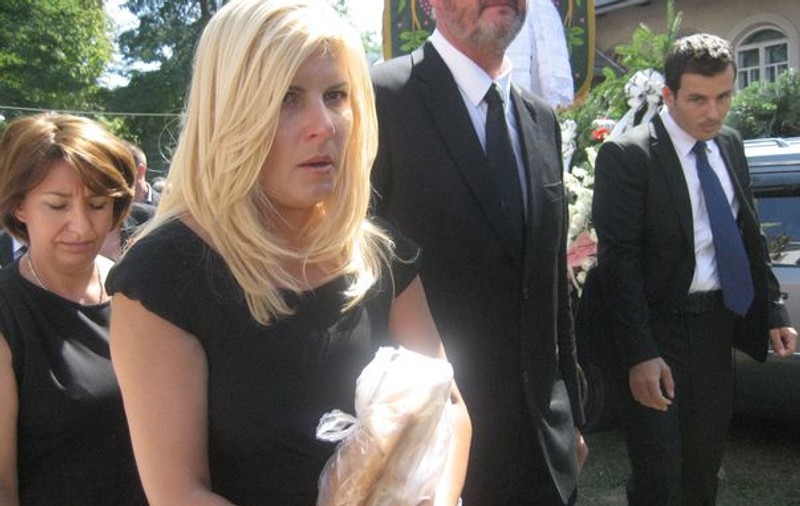 Elena Udrea, cu ochii în lacrimi la înmormântarea soției lui Flutur | FOTO