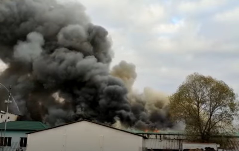Incendiu de proporţii la o fabrică de mezeluri din Olt. A fost afectată și o clădire de birouri