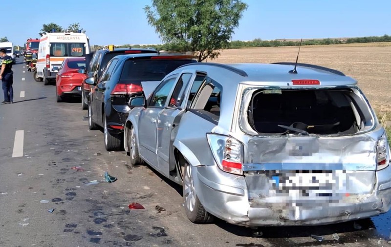 Carambol cu 6 mașini pe DN6, în județul Giurgiu: patru oameni au fost duși la spital