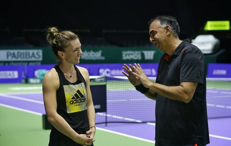Simona Halep a jucat tenis cu un jurnalist indian la Singapore | VIDEO