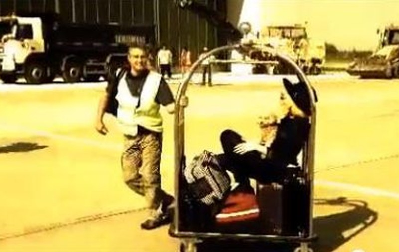 V-ați imaginat așa ceva? Lady Gaga s-a plimbat în căruciorul de bagaje pe pista din Otopeni | VIDEO