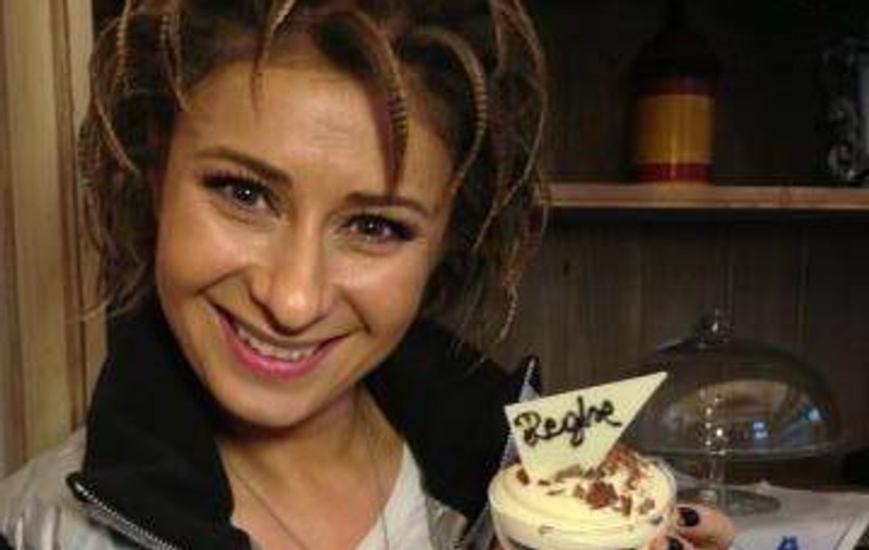 Anamaria Prodan şi Cristina Groza oferă premii la deschiderea unui magazin 
