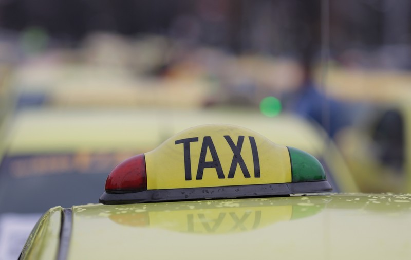 VIDEO | Adolescent de 17 ani, bătut de un taximetrist pe o stradă din Craiova, după ce a refuzat să achite cursa