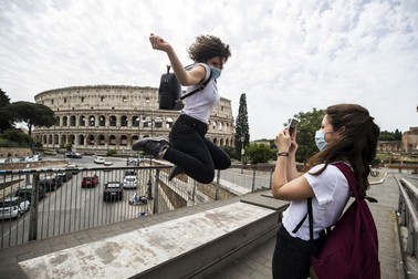 Două prietene sărbătoresc ridicarea restricțiilor la Roma FOTO: EPA