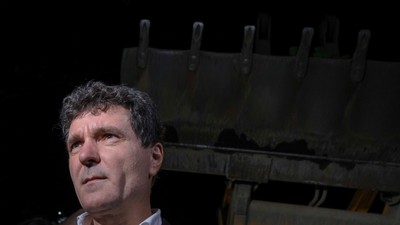 Situație tensionată în Piața Unirii după ce Nicușor Dan a adus buldozere pentru a demola șantierul deschis de Primaria Sectorului 4 condusă de Daniel Băluță. Foto: Inquam Photos / Octav Ganea