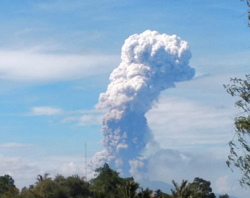 La câteva zile după cutremurul și tsunamiul devastator, pe insula Sulawesi din Indonezia a erupt și un vulcan