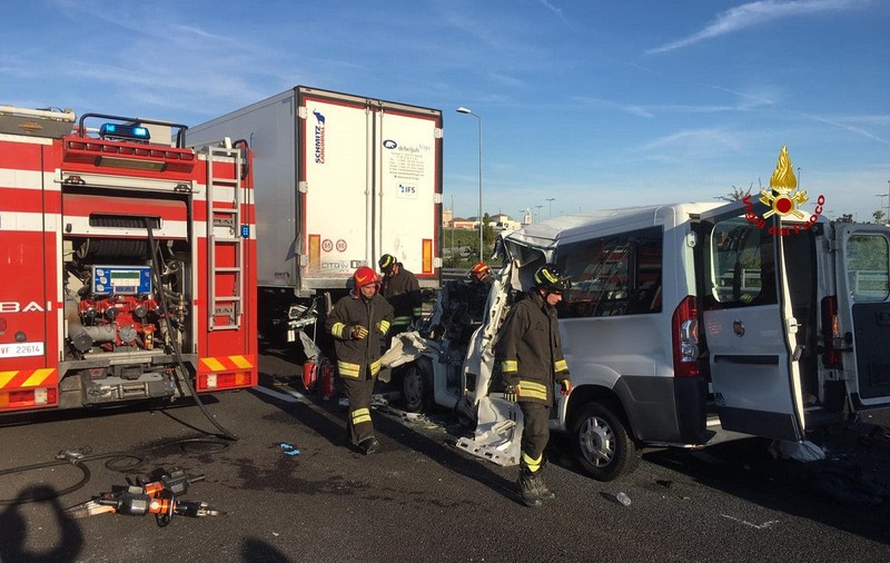 O româncă e singura supraviețuitoare din accidentul cu patru persoane cu dizabilități și doi îngrijitori voluntari morți de pe o autostradă din Italia