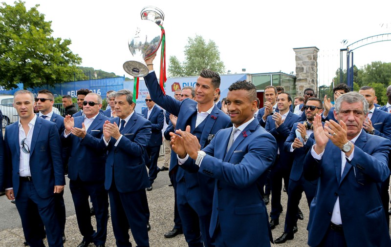 Euro 2016. Campionii Europei au ajuns cu trofeul în Portugalia. Dedicație pentru Eusebio / GALERIE FOTO&VIDEO