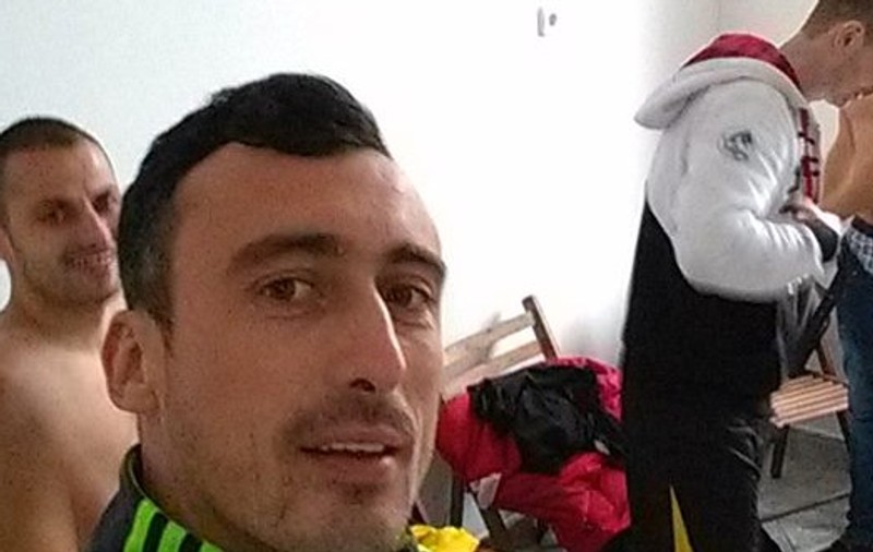ȘOCANT! Un fotbalist din Liga a III-a a bătut cu bestialitate trei suporteri ai echipei sale