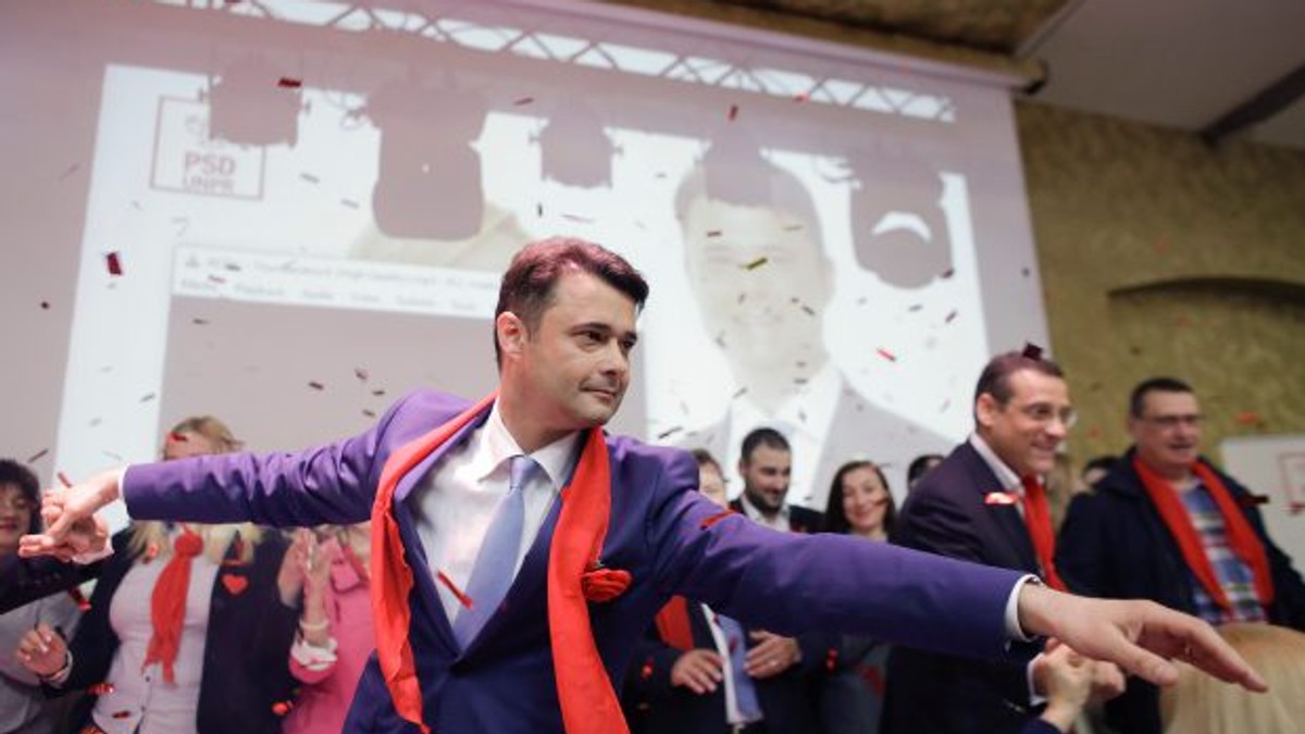 Tavanele școlilor cad pe copii, dar Primăria Sectorului 5 a dat bani buni pentru ceasuri inteligente!