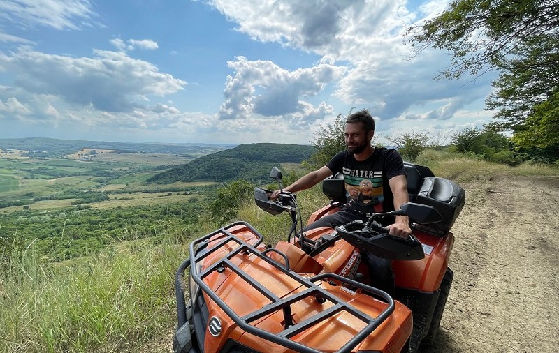 Alecsandru Dunaev s-a relaxat în Transilvania înainte de revenirea pe platoul de filmare la „Adela”