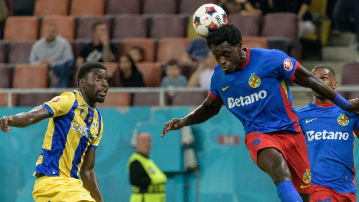 Breston Malula, în stânga, sare la cap în duel pentru balon cu Joyksim Dawa, de la FCSB