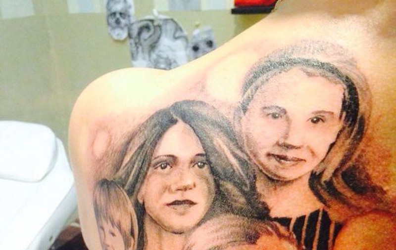 GALERIE FOTO / SENZAŢIONAL! Prodanca şi-a tatuat toată familia pe spate