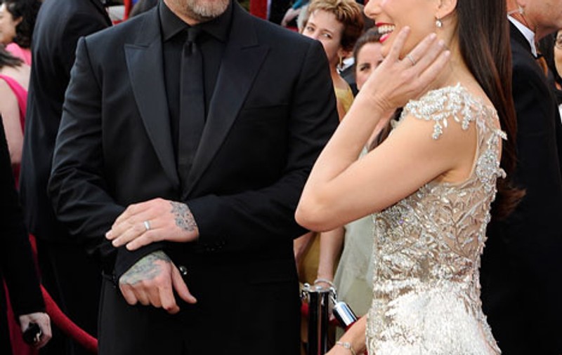 Deşi Jesse James a umilit-o, Sandra Bullock rămâne cu el
