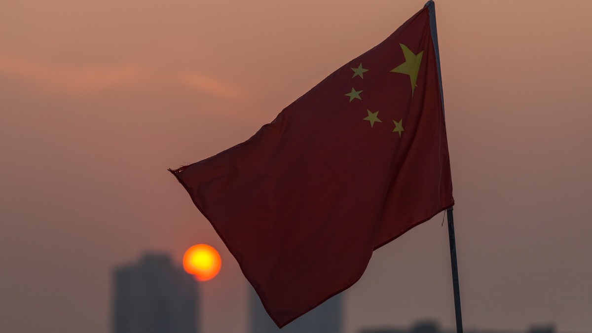 China înfruntă o adevărată criză demografică. Populația sa ar putea scădea din 2027, iar Statele Unite ar putea avea mai mulți locuitori în anul 2100. Steagul Chinei în apus