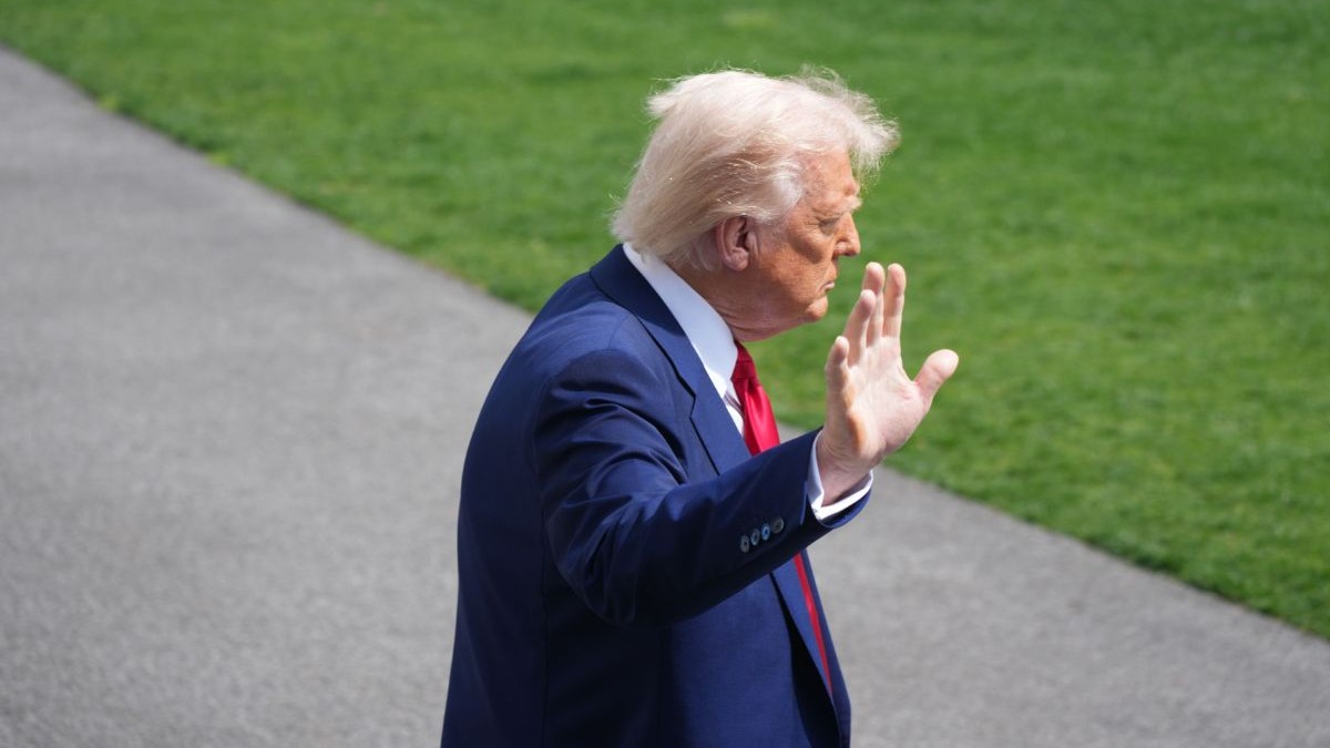 donald trump plecând de la Casa Albă după o conferință de presă, 3 aprilie 2025
