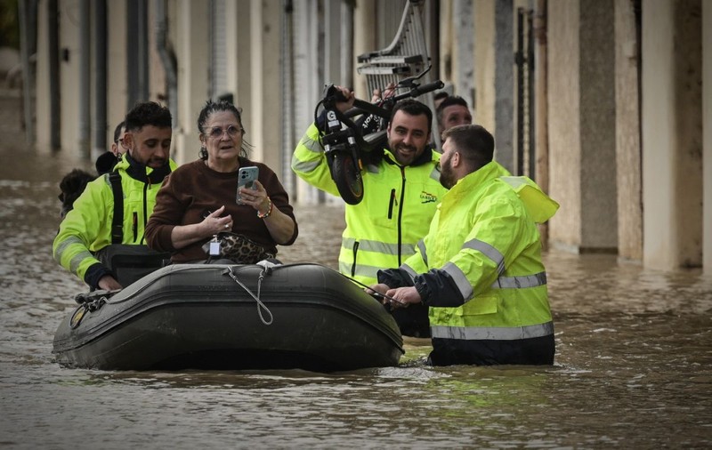 Inundații și cod roșu de avalanșe în Franța, lovită puternic de furtuna Nils: 900.000 de case au rămas fără curent. Atenționarea MAE