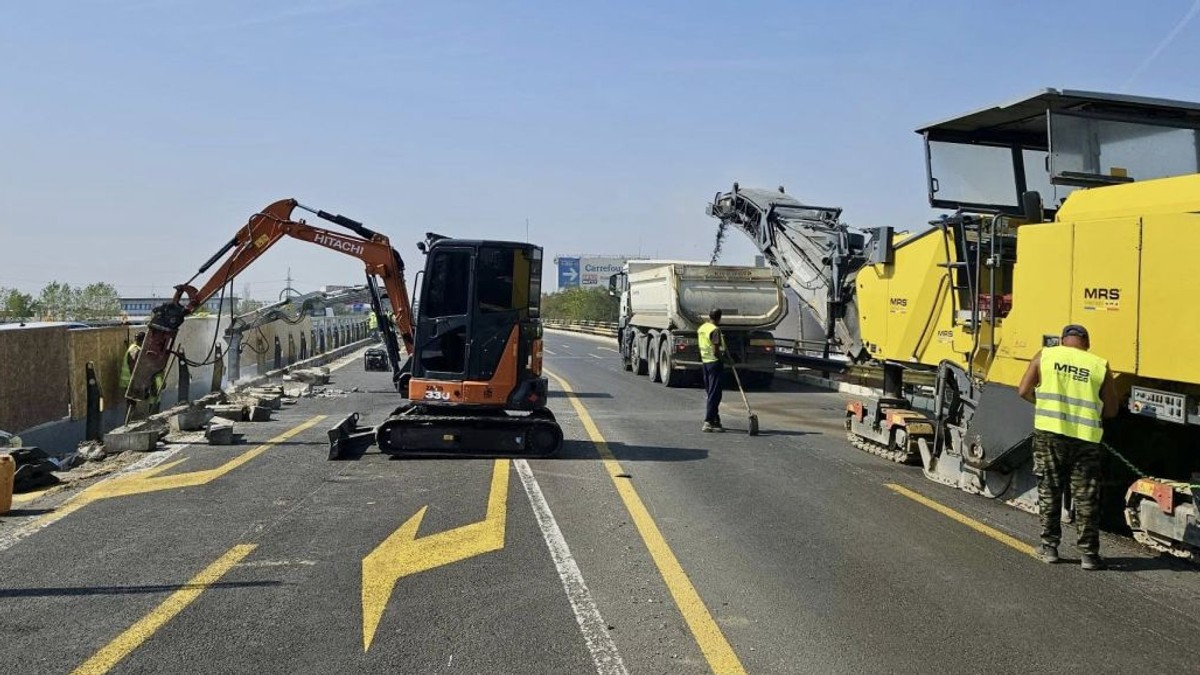Mai mulți muncitori lucrează pentru reasfaltarea unei porțiuni de drum, septembrie 2025