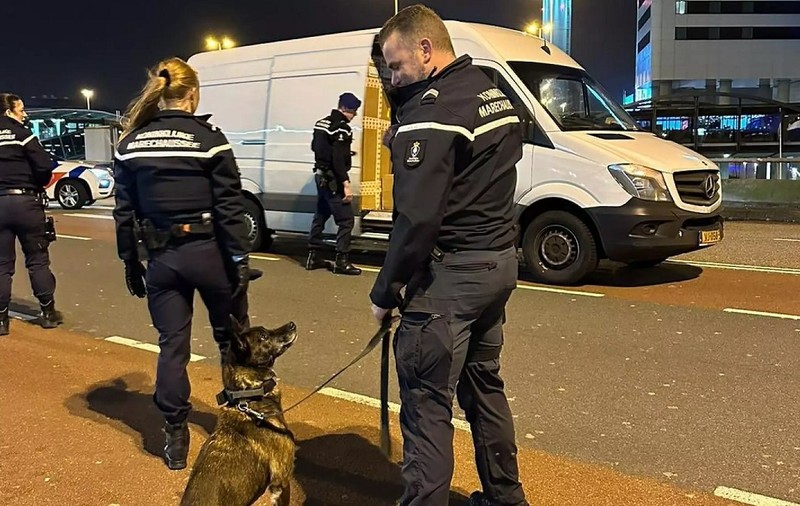 Un curier a lăsat duba plină cu pachete cu motorul pornit în fața terminalului Plecări și s-a urcat într-un avion care decola de pe Schiphol