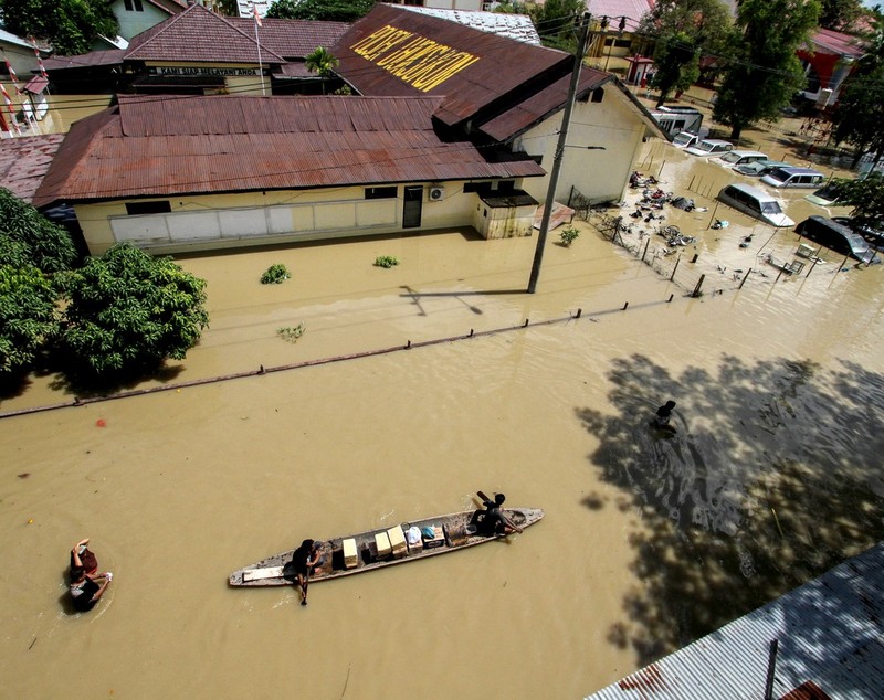 Doi copii au murit și zeci de mii de persoane au fost evacuate din cauza inundațiilor din Indonezia