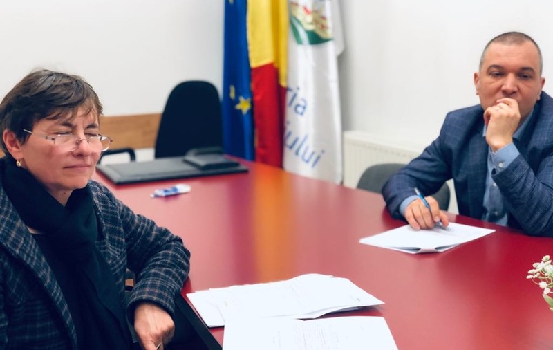 O funcționară din Timișoara e acuzată de primar că a stat pe Facebook în loc să muncească. Nicolae Robu susține că femeia a lucrat doar două ore într-o lună