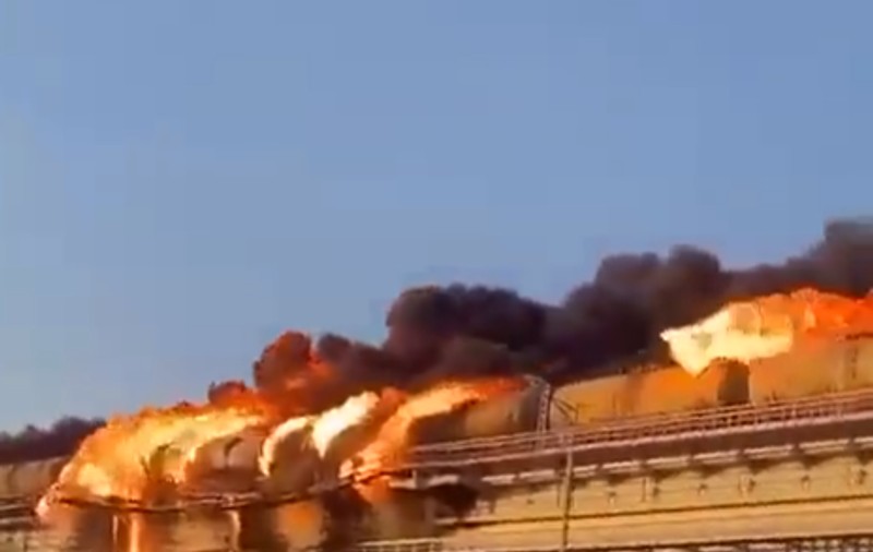 Explozie și incendiu masiv pe podul Kerci, care leagă Crimeea de Rusia. Ce scrie presa rusă că s-a întâmplat - VIDEO