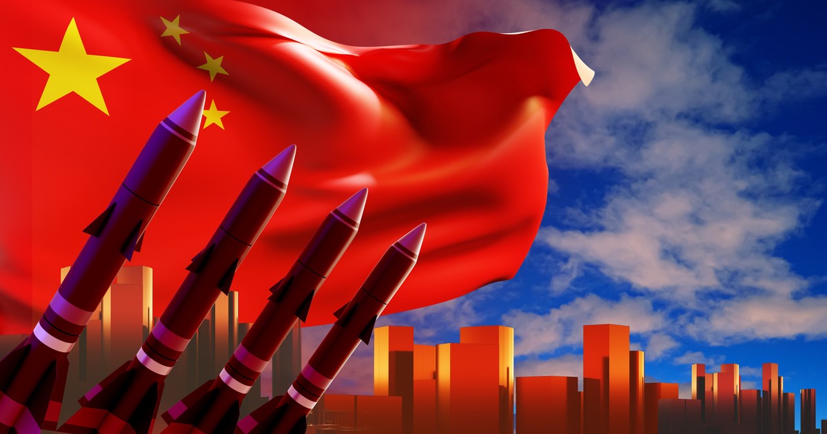 Oraș chinezesc cu rachete și sistem de protecție a spațiului aerian. Rachete de croazieră îndreptate spre cer. Pe fundal apare și steagul Chinei.