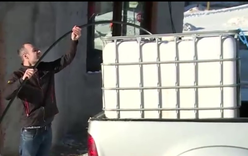 Revelion fără apă la Rânca, județul Gorj. Sute de turiști, nevoiți să care apa cu bidoanele