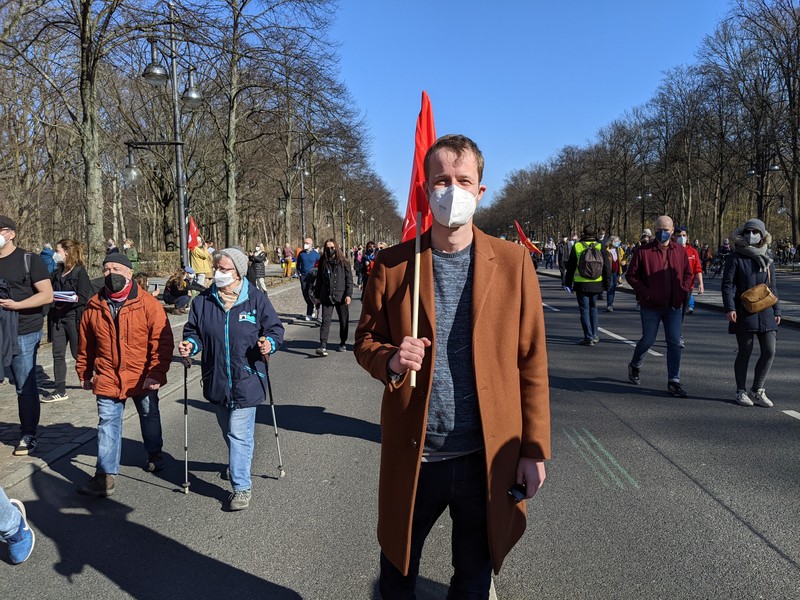 Johannes, 30 de ani, poartă un steag al IG Metall, cel mai mare sindicat din Europa. Familia lui adăpostește în prezent refugiați din Ucraina.