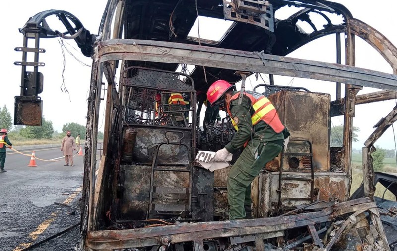 Cel puțin 18 oameni au murit într-un accident de autobuz în estul Pakistanului