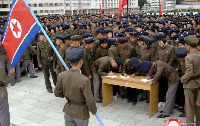 Coreea de Nord se laudă că 1,4 milioane de tineri s-au înscris voluntari în armată, în două zile: „Au jurat să găsească maniacii și criminalii”