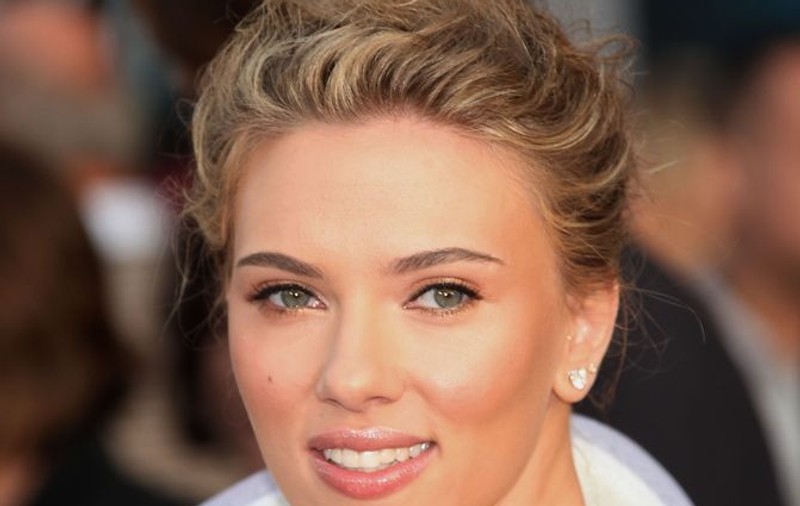 Scarlett Johansson are o soră vitregă