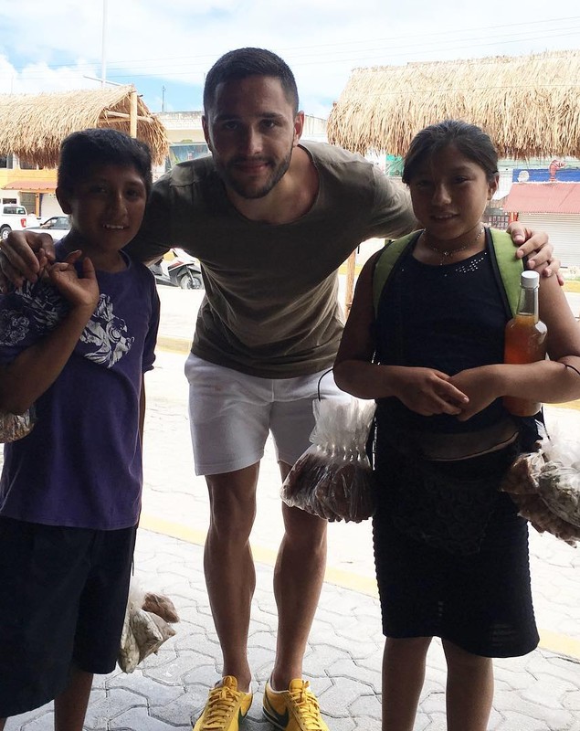 Fotbalistul Florin Andone se distrează cu iubita în vacanța din Mexic / GALERIE FOTO