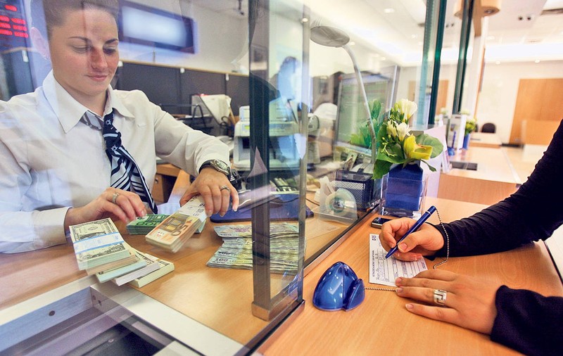 SCADE numărul românilor care ÎȘI ȚIN BANII îN BANCĂ 