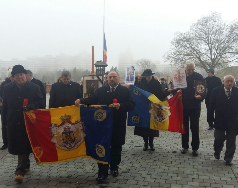 Sute de oameni s-au rugat pentru Regele Mihai la Alba Iulia. Arhiepiscopul de Alba Iulia: „Ilustrul nostru suveran merită pe deplin omagiul nostru şi cinstirea noastră”