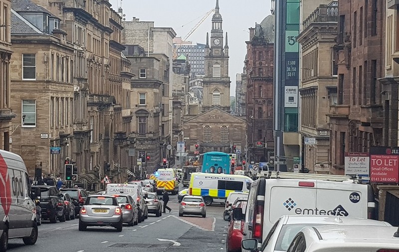 VIDEO | Atac sângeros în Glasgow. Un bărbat a înjunghiat mai multe persoane, înainte să fie împușcat de Poliție