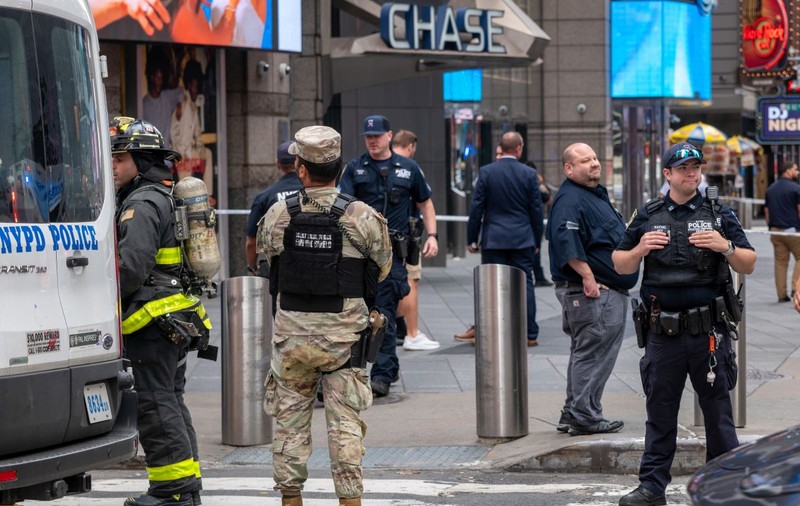 Atac armat în Times Square, New York: o femeie a înjunghiat doi oameni pe stradă și a fost împușcată mortal de poliție