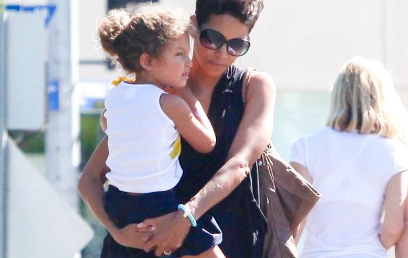 Actriţa Halle Berry nu are dreptul să se mute cu fiica sa în Franţa