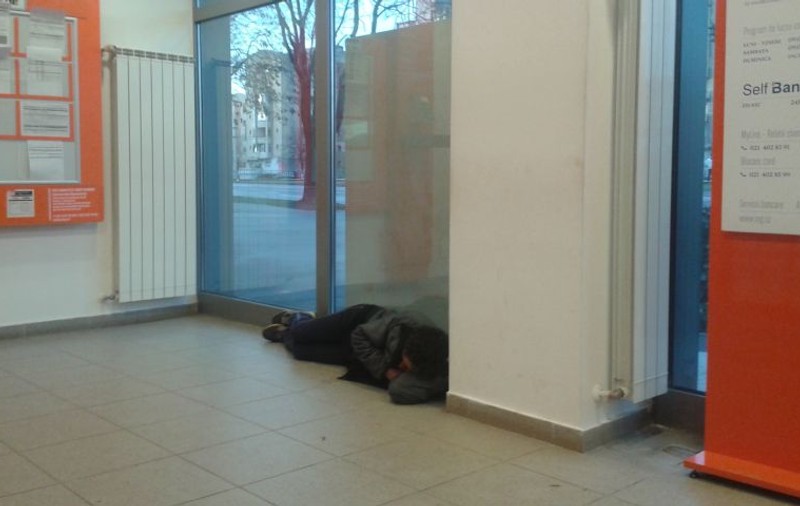 Incredibil! Un arădean și-a făcut dormitor în bancă!