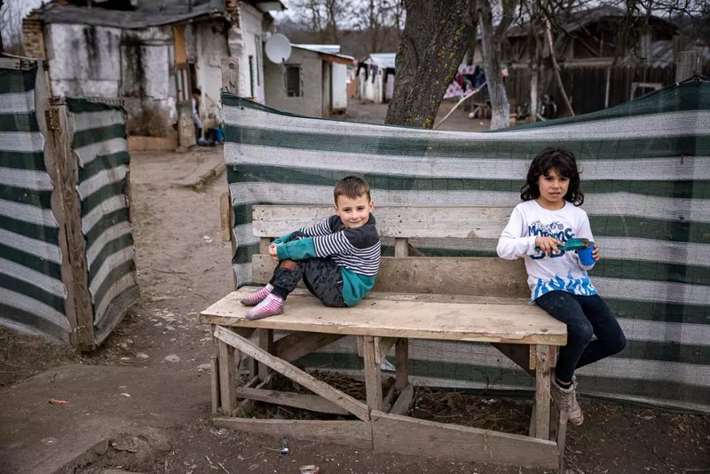 Doi copii ai unei familii din Giurgiu (foto Libertatea/Eli Driu)
