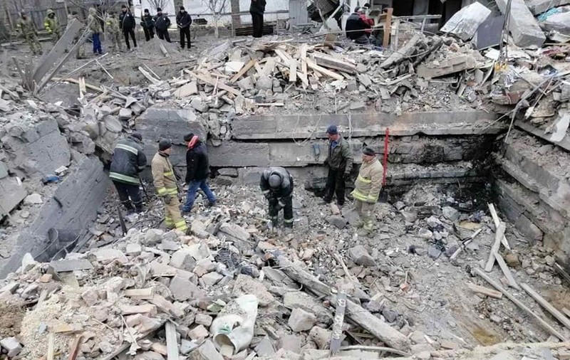 Noi imagini cu urmările bombardamentelor rusești din Ucraina. Rachete înfipte în asfalt la Mikolaev, 13 morți în Makariv