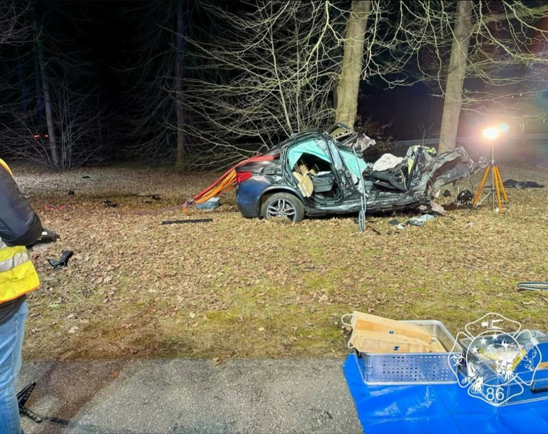 Un fotbalist român din Germania a rămas fără un picior, după ce a făcut BMW-ul praf într-un copac