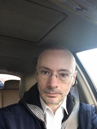 Mihai Albu și-a făcut implant de păr