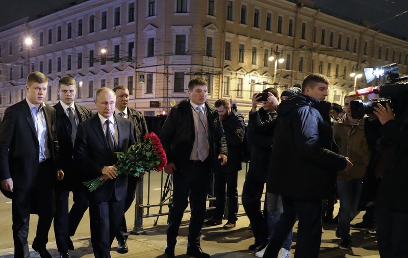 FOTO | Vladimir Putin a mers la locul exploziei din Sankt Petersburg