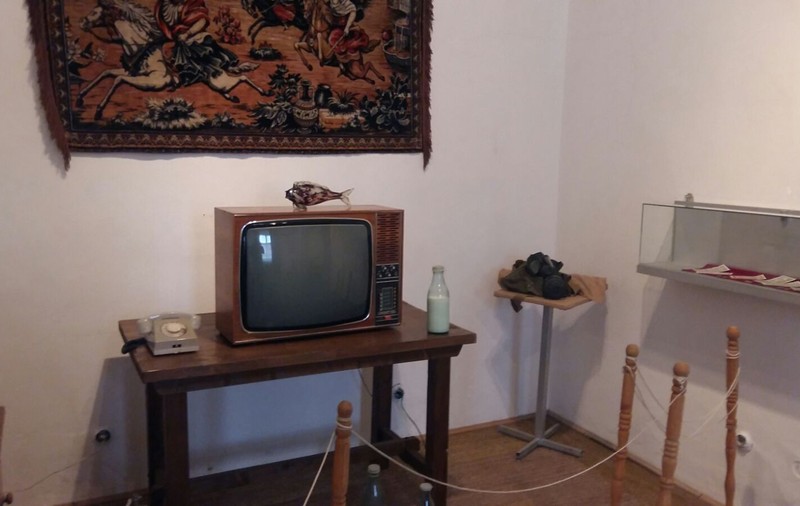 VIDEO|Amintiri din comunism: Frig în case, apă caldă cu program, alimente pe cartelă. Punctul culminant, groaza de Securitate