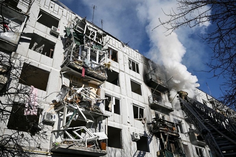 Efectele bombardamentului rusesc: un bloc din Ciuhuiiv, lângă orașul Harkov, a fost devastat. FOTO: Profimedia