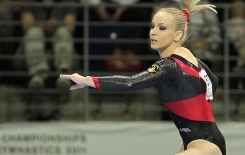 EXCLUSIV/ Gimnasta Sandra Izbaşa are leziune la ligamentele genunchiului stâng şi e în pericol să rateze Olimpiada!