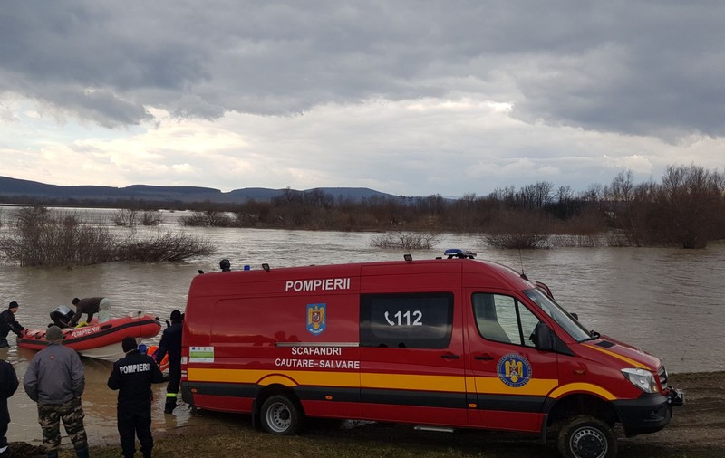 UPDATE: Două persoane sunt izolate pe o insuliță formată în urma revărsării apelor, în Brașov. Pompierii intervin să le salveze/ FOTO&VIDEO